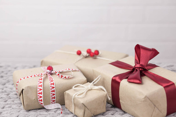 Fundo de Natal com caixas de presente em fundo de malha - Foto, Imagem