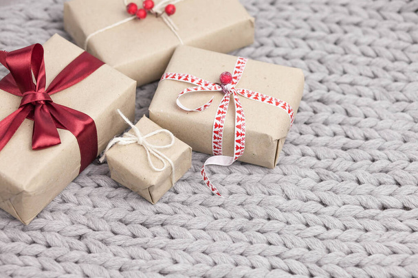 Fond de Noël avec boîtes cadeaux sur fond tricoté - Photo, image