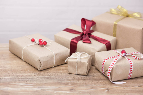 Fondo de Navidad con cajas de regalo sobre fondo de madera - Foto, Imagen