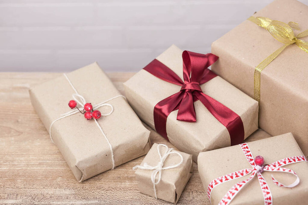 Sfondo di Natale con scatole regalo su sfondo di legno - Foto, immagini