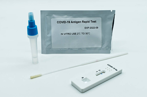 Комплект для быстрого тестирования антигена Covid-19 изолирован на белом фоне. - Фото, изображение