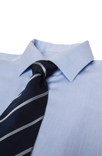 Různé barevné pánské tričko a kravata. - Fotografie, Obrázek