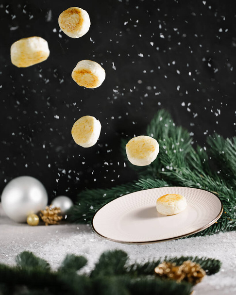 Левація з літаючими сирними млинцями взимку встановлює різдвяний настрій
 - Фото, зображення