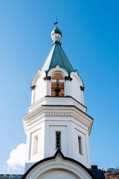 Hakodate Orthodox Church - Russian Orthodox church onion domes bell tower in winter under blue sky. Motomachi - Hakodate, Hakkaido - Φωτογραφία, εικόνα