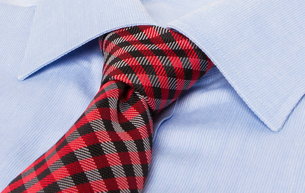 Мужская рубашка и галстук разного цвета. - Фото, изображение