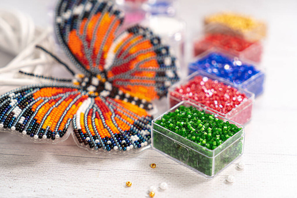 Bunte Glasperlen. Vielzahl von Formen und Farben, um eine Perlenkette oder eine Perlenkette Frauen zu machen - Foto, Bild