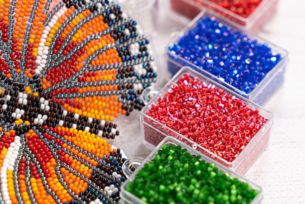 Perline di vetro colorate. Varietà di forme e colori per fare una collana di perline o una stringa di perline donne - Foto, immagini