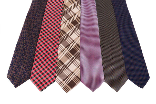 Modèle de cravates en soie à carreaux. Couleurs faciles à modifier. Cravate en soie colorée. Cravate en soie colorée sur fond blanc.  - Photo, image