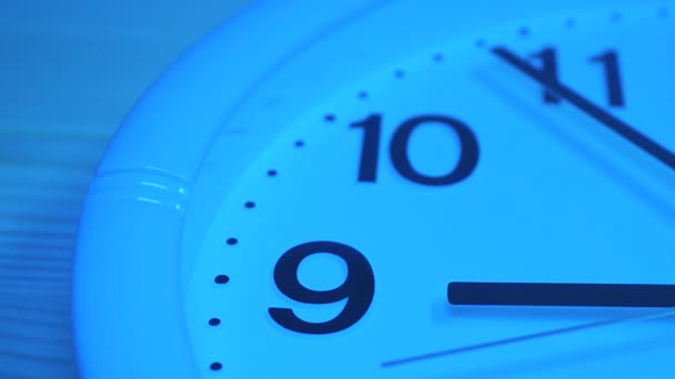 Der Sekundenzeiger bewegt sich auf dem Zifferblatt einer analogen Uhr in Nahaufnahme. Zeit. Weißes Zifferblatt, schwarze Ziffern. Tönendes Video in Blau. - Filmmaterial, Video