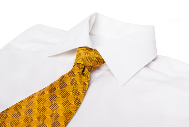 Různé barevné pánské tričko a kravata. - Fotografie, Obrázek