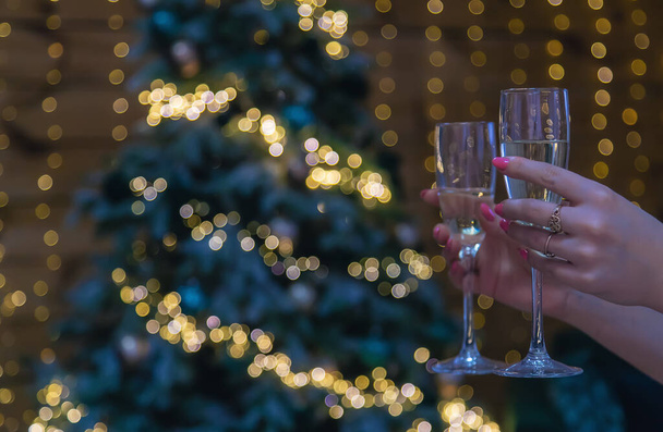 Ragazza sullo sfondo di Natale con champagne. Concentrazione selettiva. vacanza. - Foto, immagini