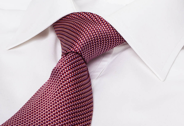 Διαφορετικό χρωματιστό ανδρικό πουκάμισο και γραβάτα. - Φωτογραφία, εικόνα