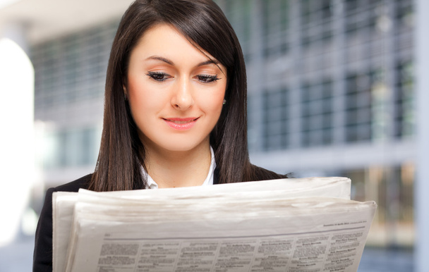 Woman reading a newspaper - Foto, imagen