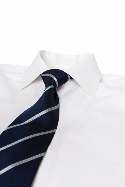 Διαφορετικό χρωματιστό ανδρικό πουκάμισο και γραβάτα. - Φωτογραφία, εικόνα