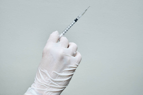 sairaanhoitajan kädet käsineet valmiina rokottamaan kopiotilaa. - Valokuva, kuva