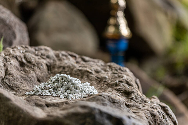 λευκό άρωμα hookah βράχους σε ένα τεράστιο βράχο στη φύση - Φωτογραφία, εικόνα