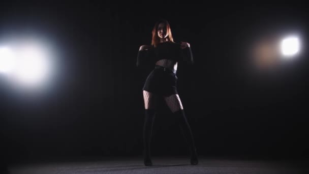 Grande femme dansant en vogue dans le studio sombre - Séquence, vidéo