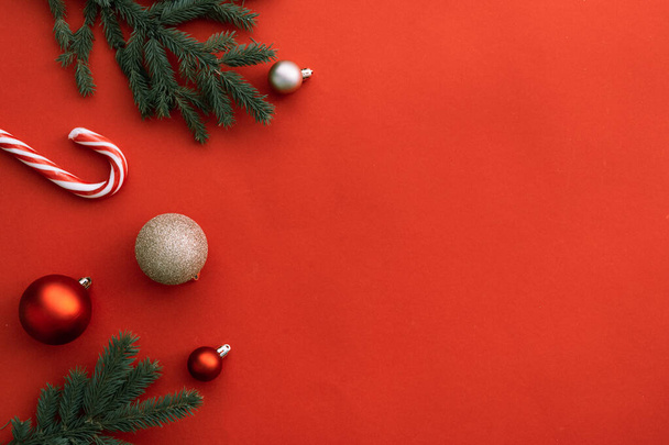 Крупним планом гілка ялинки, фон різдвяного настрою
  - Фото, зображення