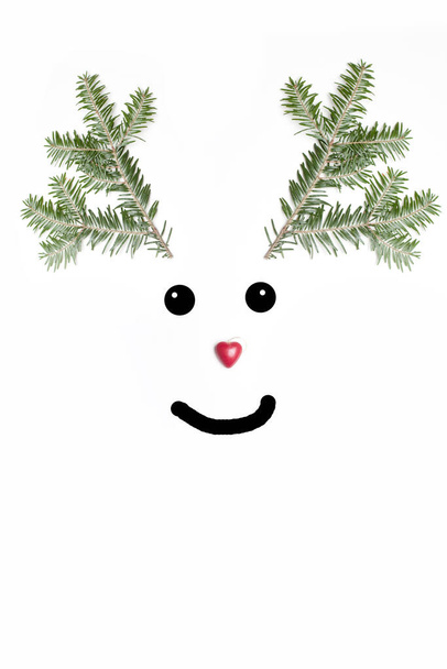 Joulukuusi peura hauska kasvot valmistettu kuusen oksat ja joulukuusi leluja eristetty valkoinen. Uusi vuosi juhla käsite - Valokuva, kuva