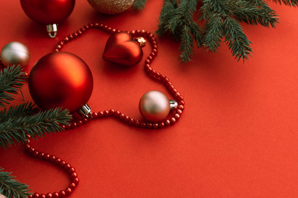 Decorazioni natalizie con palline rosse e sfondo rosso - Foto, immagini