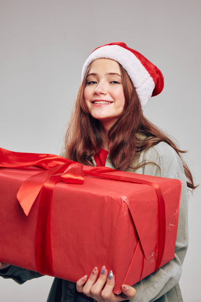 heureux fille cadeaux de vacances boîte rouge arc noël - Photo, image