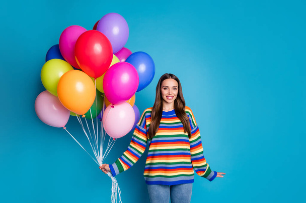 Φωτογραφία από γοητευτικό χαριτωμένο κορίτσι κατέχουν πολλά μπαλόνια απολαμβάνουν γιορτή των διακοπών φορούν καλή εμφάνιση στολή διάθεση απομονώνονται πάνω από το μπλε χρώμα φόντο - Φωτογραφία, εικόνα