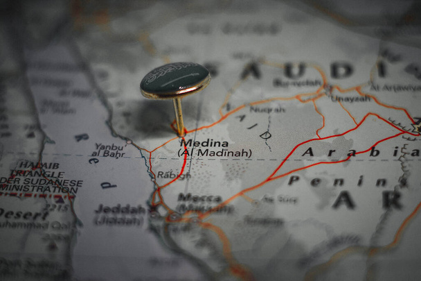 Medina appuntata su una mappa con la bandiera di Arabia Saudita - Foto, immagini