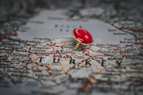 Corum připíchnutý na mapě s tureckou vlajkou - Fotografie, Obrázek