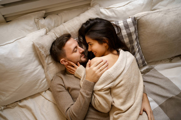 Beau couple couché sur le lit relaxant ensemble - Photo, image