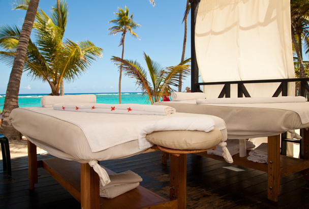 Tables de massage à la plage tropicale
 - Photo, image