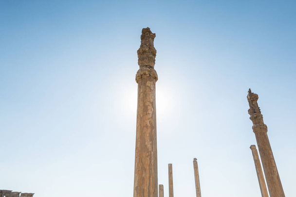 Руины колонн в Персеполисе в Ширазе, Иран. Торжественная столица Ахеменидской империи. Всемирное наследие ЮНЕСКО - Фото, изображение