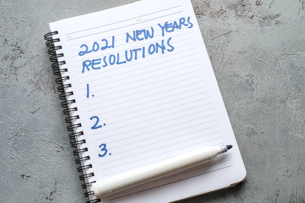 2021 résolutions, objectifs plans dans la vie, affaires, gros plan de l'homme écrivant et se préparant pour la nouvelle année 2021 - Photo, image