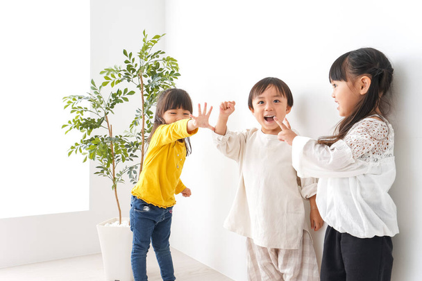 Children playing at home - 写真・画像