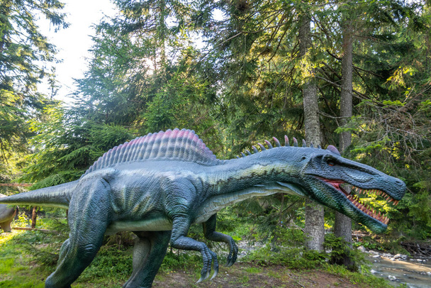 子供公園のプラスチック恐竜は - 写真・画像