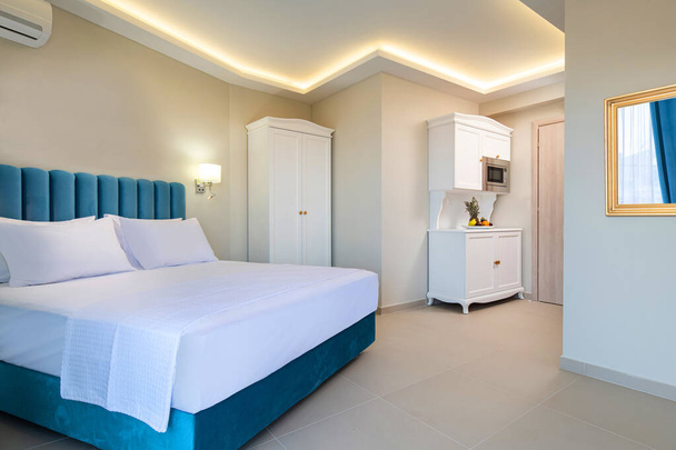 Klasszikus stílusú belső tér fehér és kék hálószoba konyhaszekrény modul szekrény kétágyas lakosztály apartman szálloda lakás - Fotó, kép