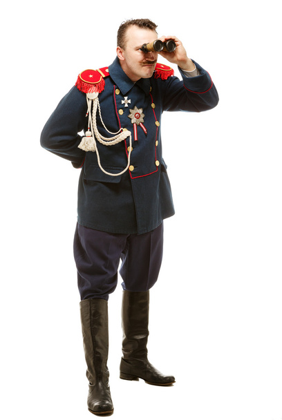französischer General mit schönem Schnurrbart, der durch ein Fernglas schaut - Foto, Bild