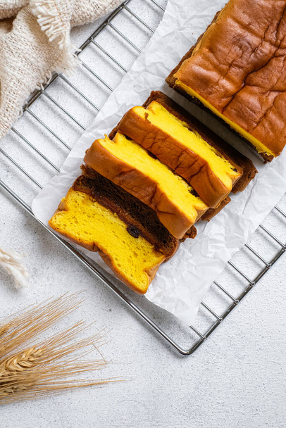 spiku або lapis surabaya, шари багаті яєчний жовтковий торт з полуничним варення між, яскравий настрій фотосесія - Фото, зображення