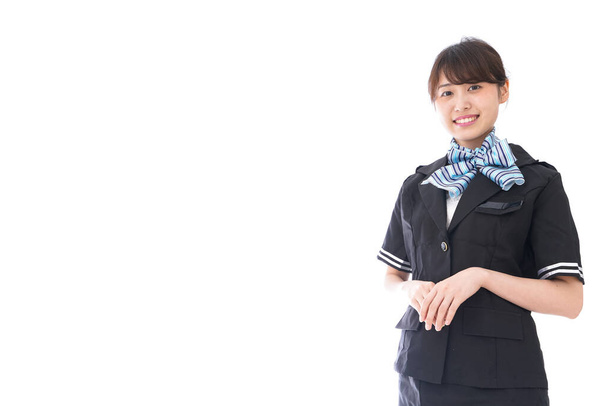 asistente de vuelo sonriendo aislado en blanco - Foto, imagen