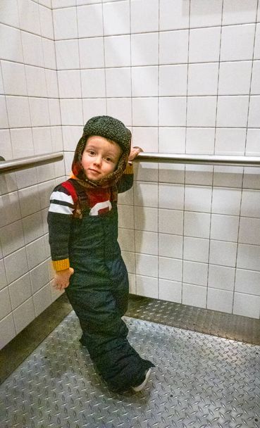 Portrét malého chlapce dívajícího se do kamery - Fotografie, Obrázek