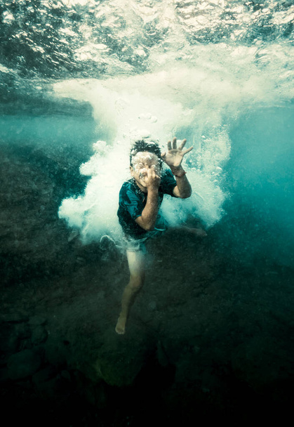 młody chłopiec nurkowanie pod wodą - Zdjęcie, obraz