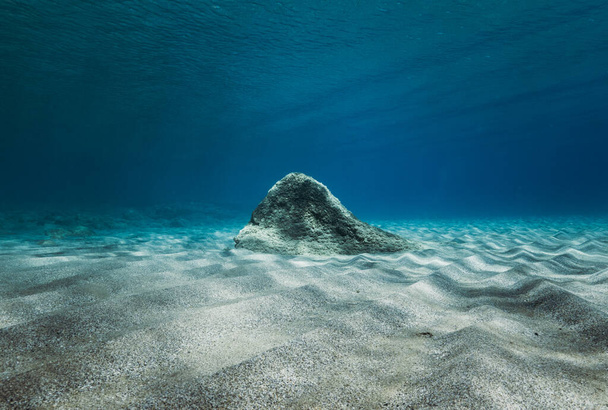 Άποψη υποβρύχιας πέτρας με τσαλακωμένη άμμο - Φωτογραφία, εικόνα
