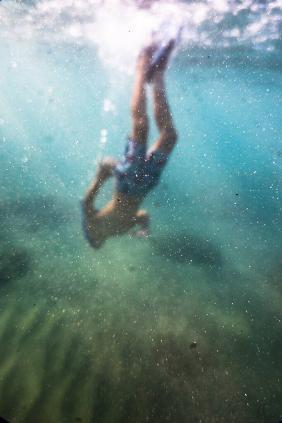 Jeune garçon plongée avec tuba sous l'eau - Photo, image