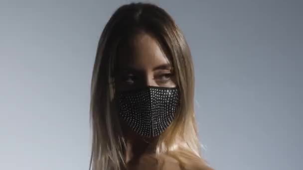 Junge Frau mit funkelnder Gesichtsmaske - Filmmaterial, Video