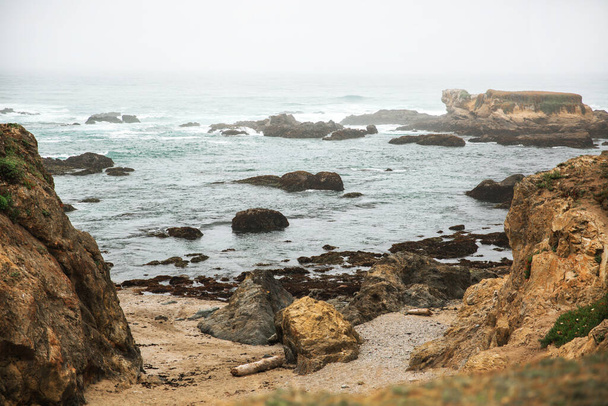 A Csendes-óceán partján, Monterey városában, Kaliforniában. Amerikai Egyesült Államok. Gyönyörű strand egy napsütéses napon. Óceáni táj. - Fotó, kép