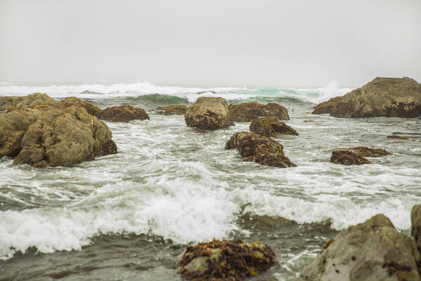 De kust van de Stille Oceaan in Monterey, Californië. Verenigde Staten van Amerika. Prachtig strand op een zonnige dag. Oceaanlandschap. - Foto, afbeelding