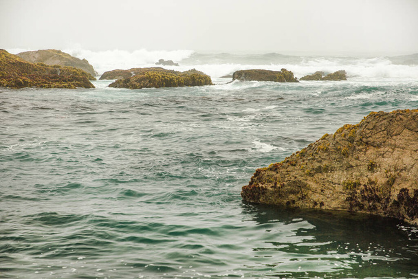 Η ακτή του Ειρηνικού Ωκεανού στην πόλη του Μοντερέι στην Καλιφόρνια. Ηνωμένες Πολιτείες της Αμερικής. Όμορφη παραλία σε μια ηλιόλουστη μέρα. Θαλάσσιο τοπίο. - Φωτογραφία, εικόνα