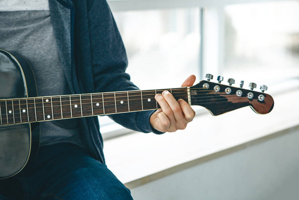 Der Gitarrist spielt Gitarre - Foto, Bild