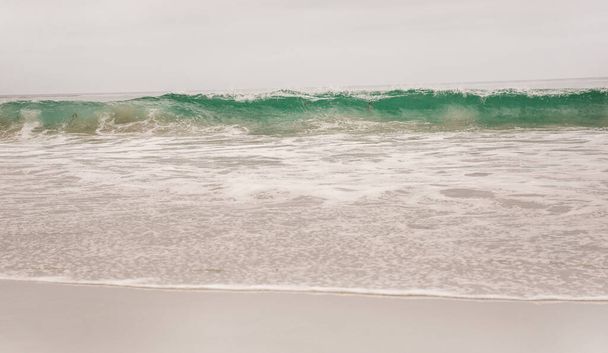 Η ακτή του Ειρηνικού Ωκεανού στην πόλη του Μοντερέι στην Καλιφόρνια. Ηνωμένες Πολιτείες της Αμερικής. Όμορφη παραλία σε μια ηλιόλουστη μέρα. Θαλάσσιο τοπίο. - Φωτογραφία, εικόνα