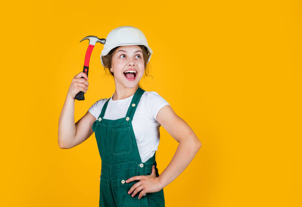 she can fix anything. future engineer. happy kid use hammer repairing tool. building construction site. child architect worker. labor day concept. childhood development. teenager girl assistant - Foto, imagen