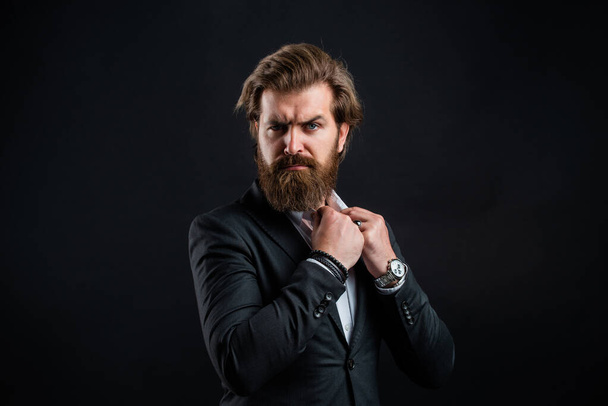 barbershop salon for real men. handsome and successful man in expensive suit. He is in shirt. successful man in suit posing. business man in suit. official office lifestyle. serious bearded man - Foto, imagen